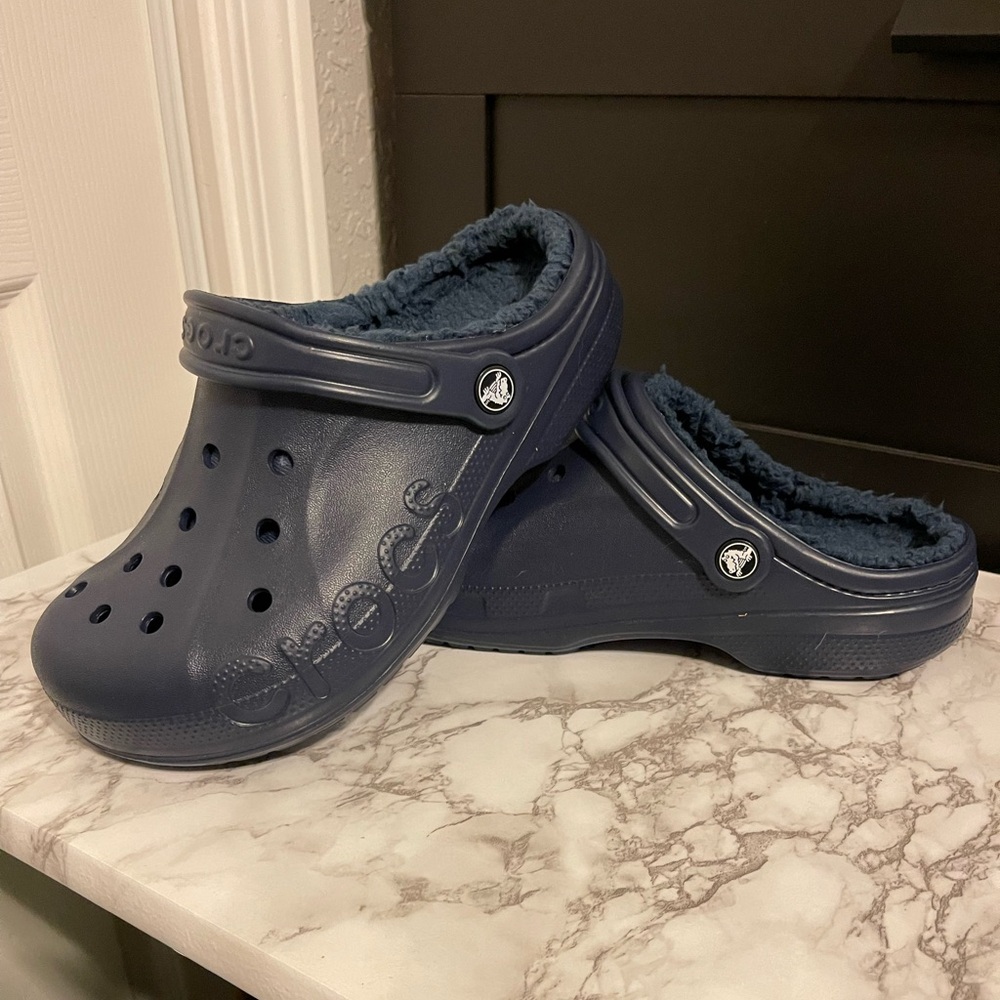 BRAND NEW Mens size 6/Womens size 8 lined Crocs